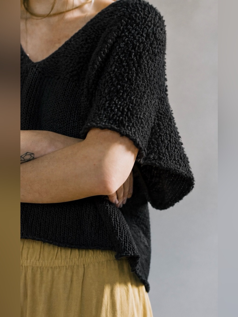 Wol Hide Women's Cropped Black Short-Sleeve V-Nevk Sweater Size Small Medium